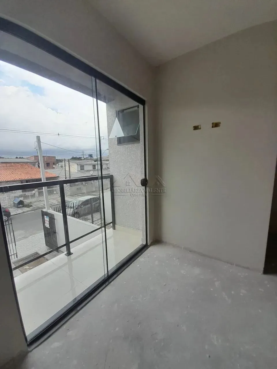 Sobrado à venda em Curitiba-PR, no bairro Sítio Cercado. Com 3 quartos, 1 suíte, 1 sala, 1