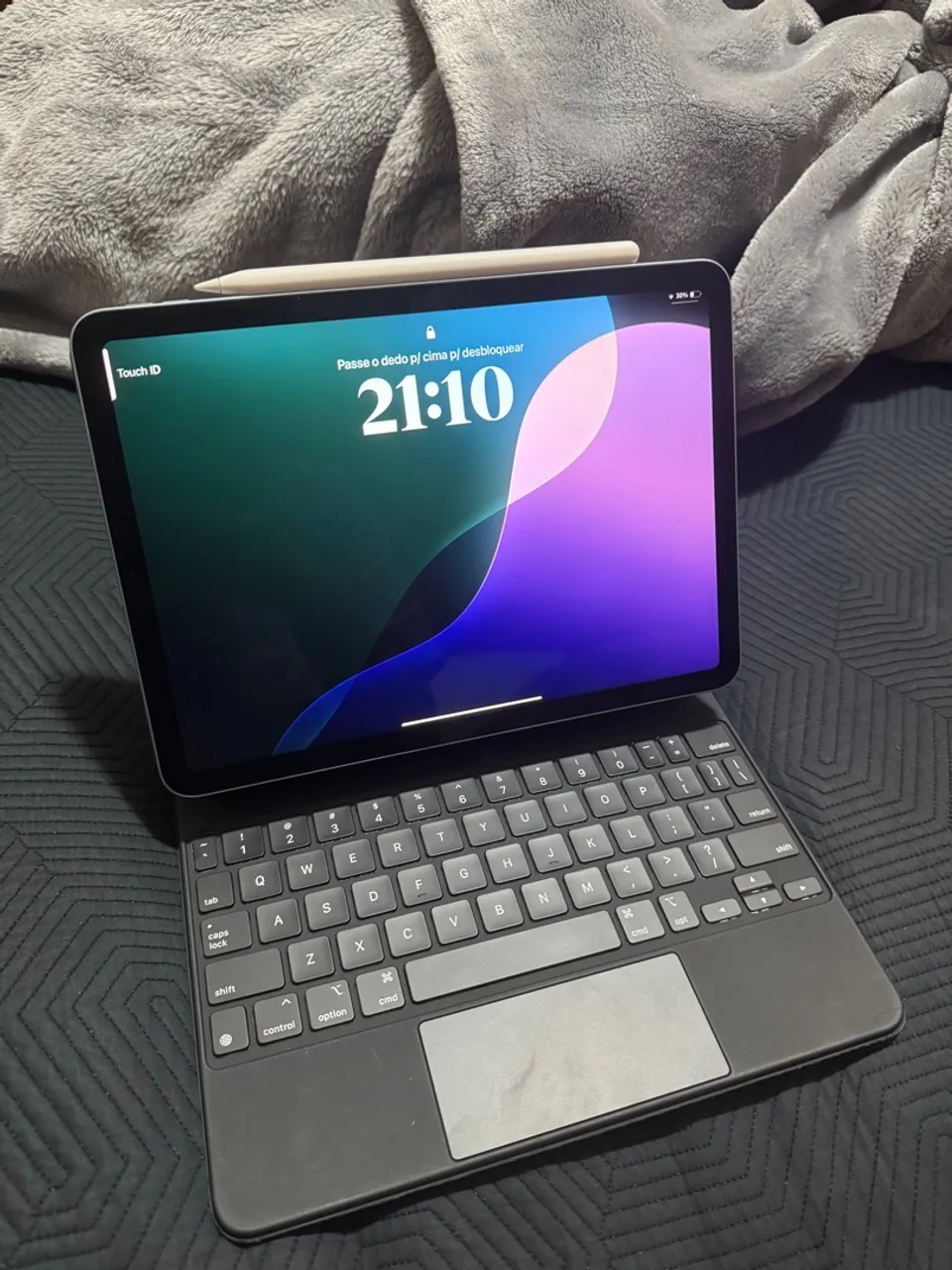 iPad Air 4th com teclado e Apple Pencil