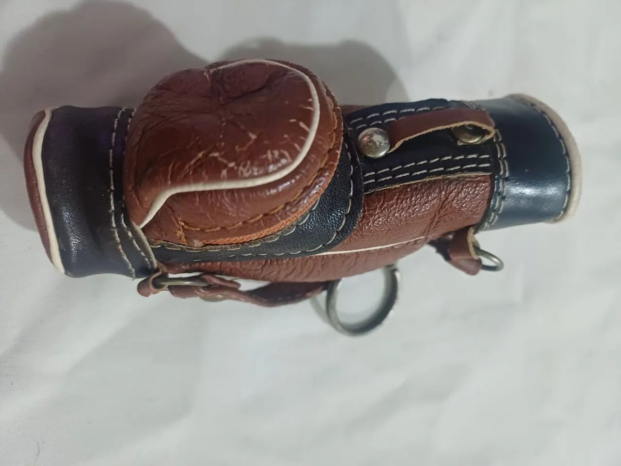 Chaveiro Miniatura de bolsa de golfe em couro - Foto 4