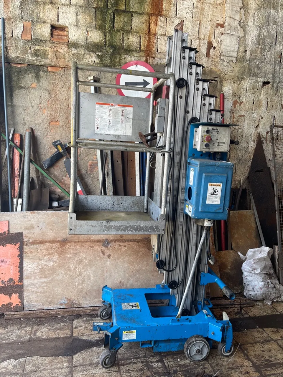 Plataforma elevatória AWP 30s