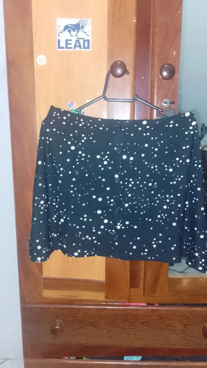 Saia preta com estampa de estrelas