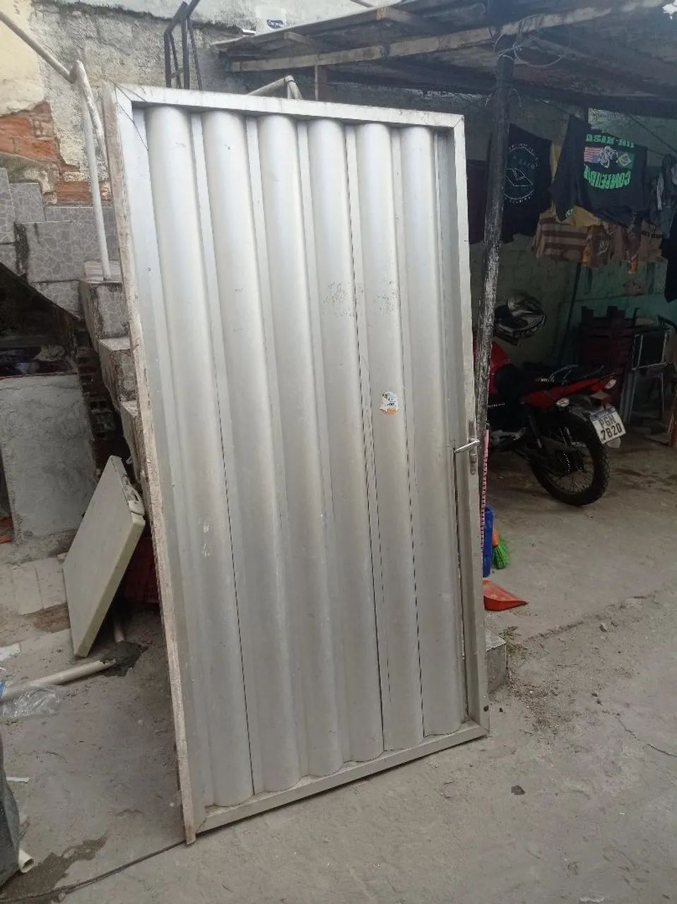 Porta de alumínio64840841060355121