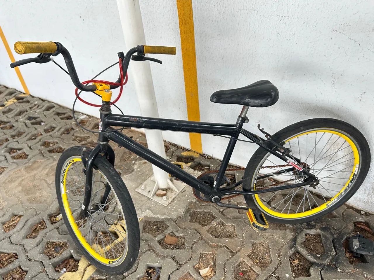 Bicicleta BMX Preta com Detalhes Amarelos