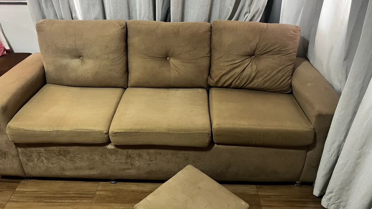 Sofá 3 lugares, ótimo estado. Acompanha banquinho 