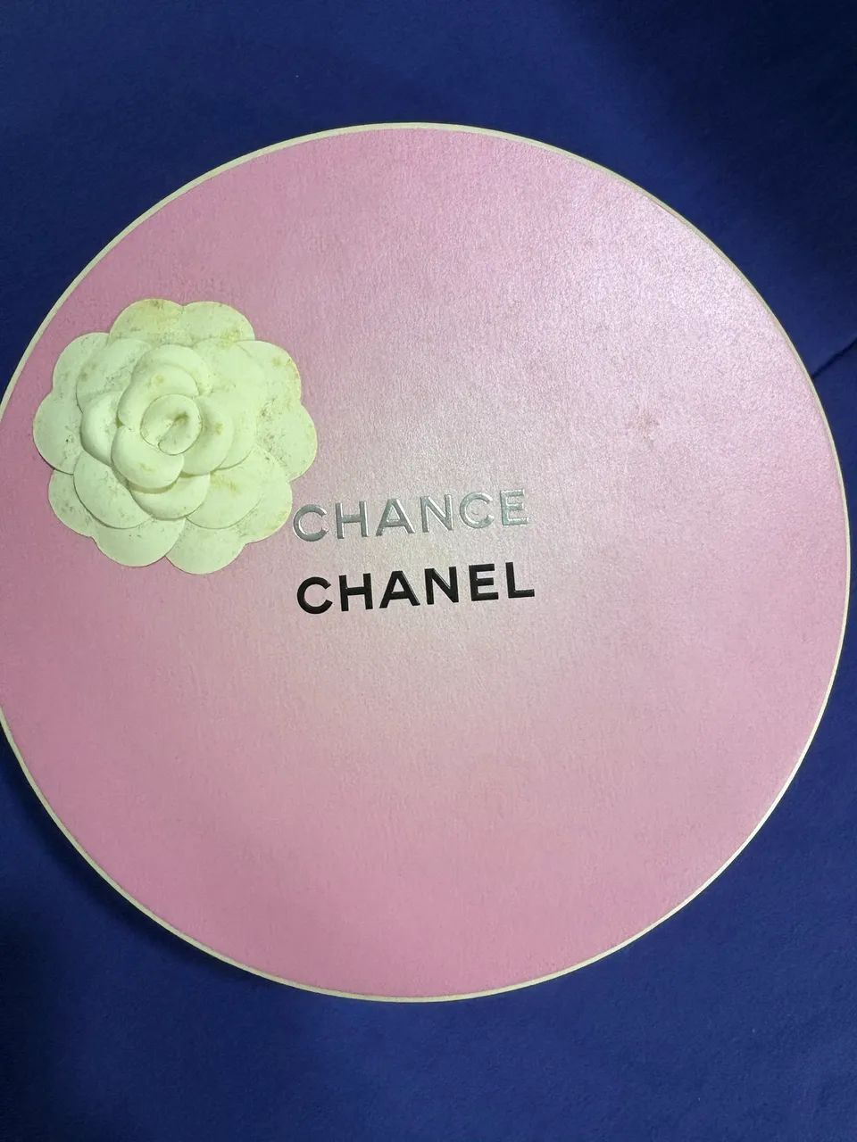 Caixa Chanel rose redonda com flor tamanho 23cm - Foto 5