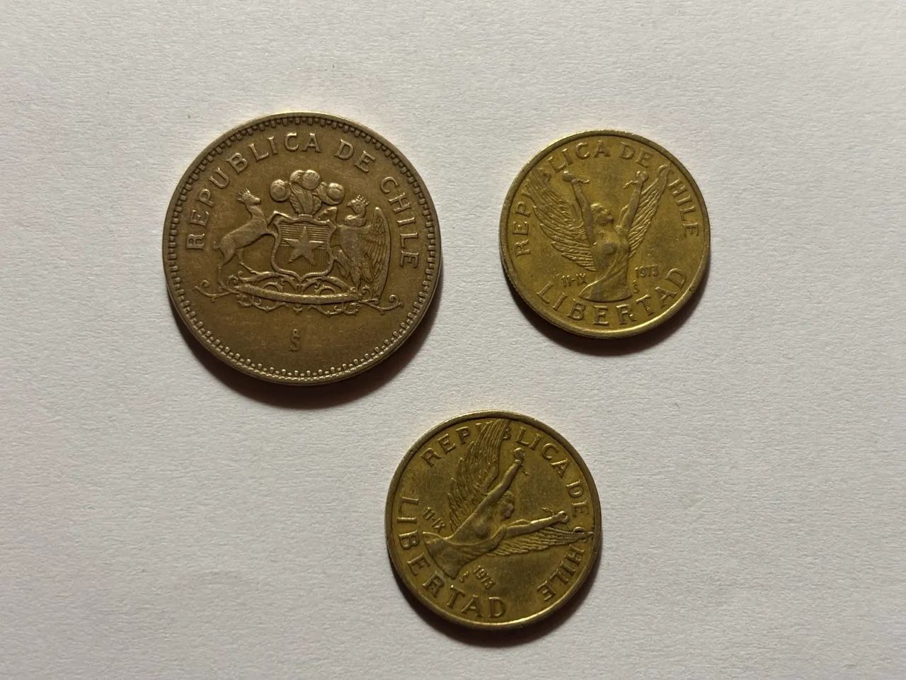 Três Moedas Antigas do Chile - 100 e 10 Pesos 1995 - Foto 2