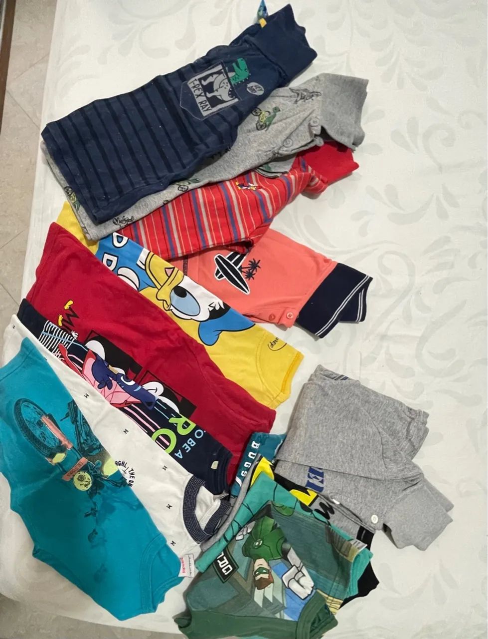 Lotes de calças e bermudas e camisetas infantis - Foto 2