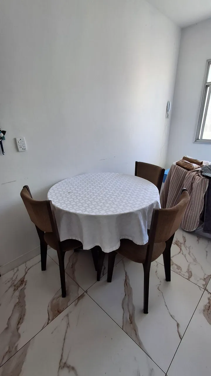 Mesa de Jantar Redonda com 4 Cadeiras