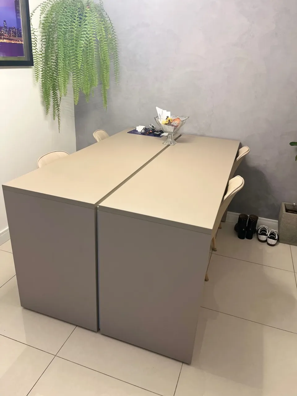 Mesa de Jantar + 4 cadeiras. Moderna e Elegante