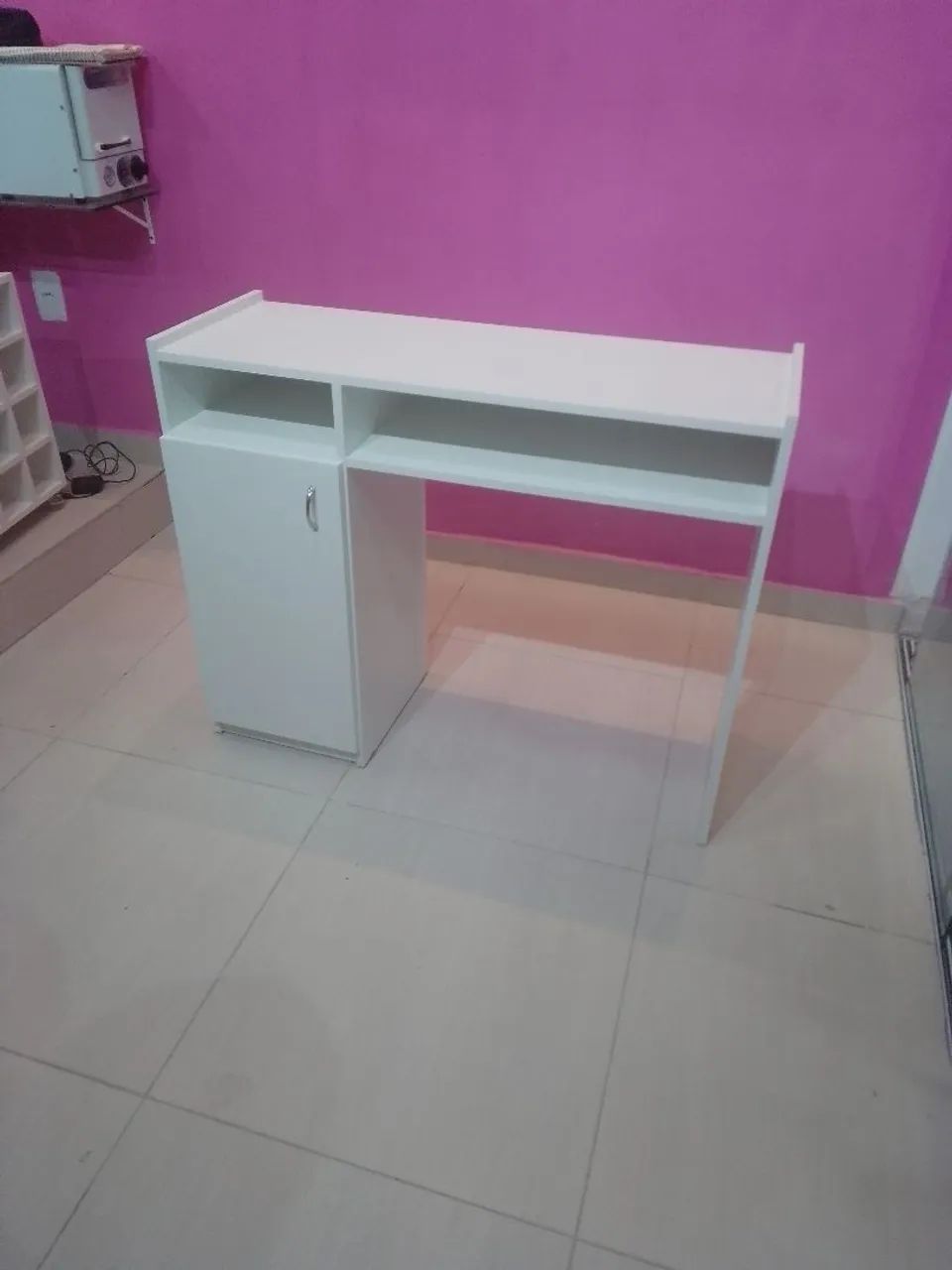 Mesa de Manicure Com Armário e Prateleira