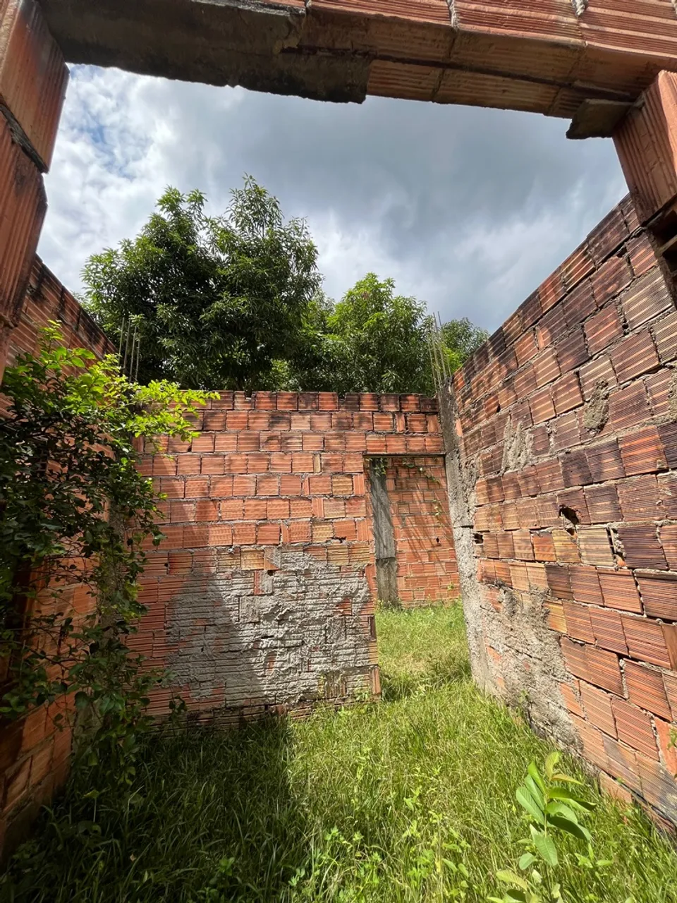 Terreno com casa já levantada