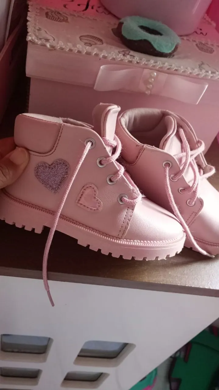 Botas infantis rosa com detalhes de coração