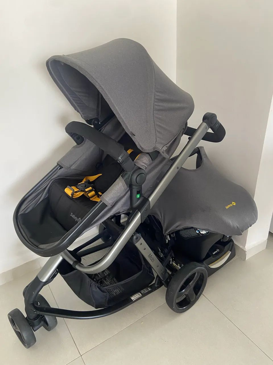 Carrinho de bebê com bebê conforto Safety 1st