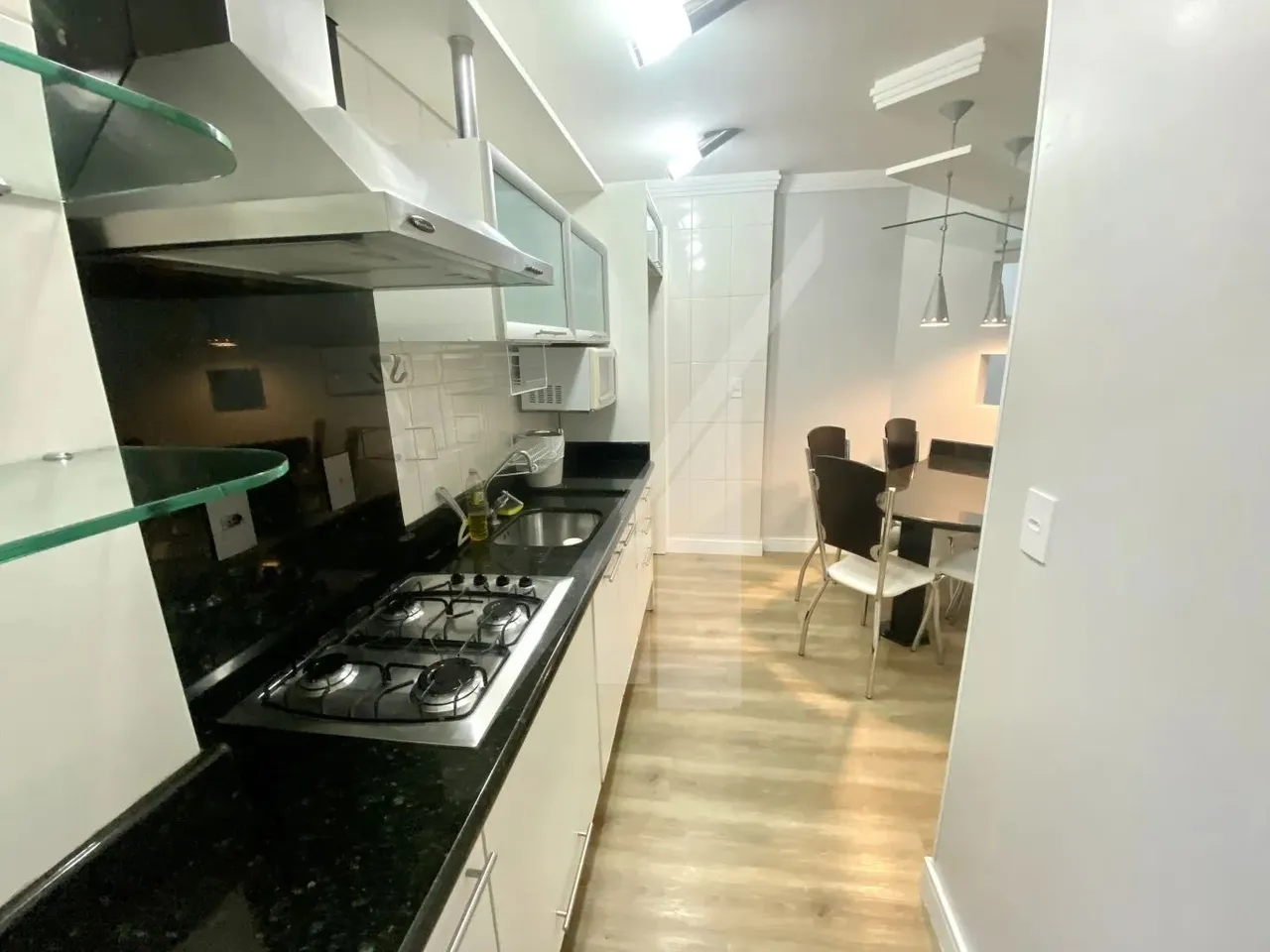 Apartamento com dois dormitórios, dois banheiro e uma garagem.