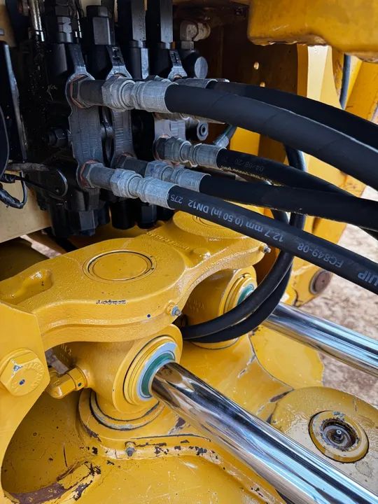 RETROESCAVADEIRA JOHN DEERE 2020 único dono pneus novos  - Foto 5