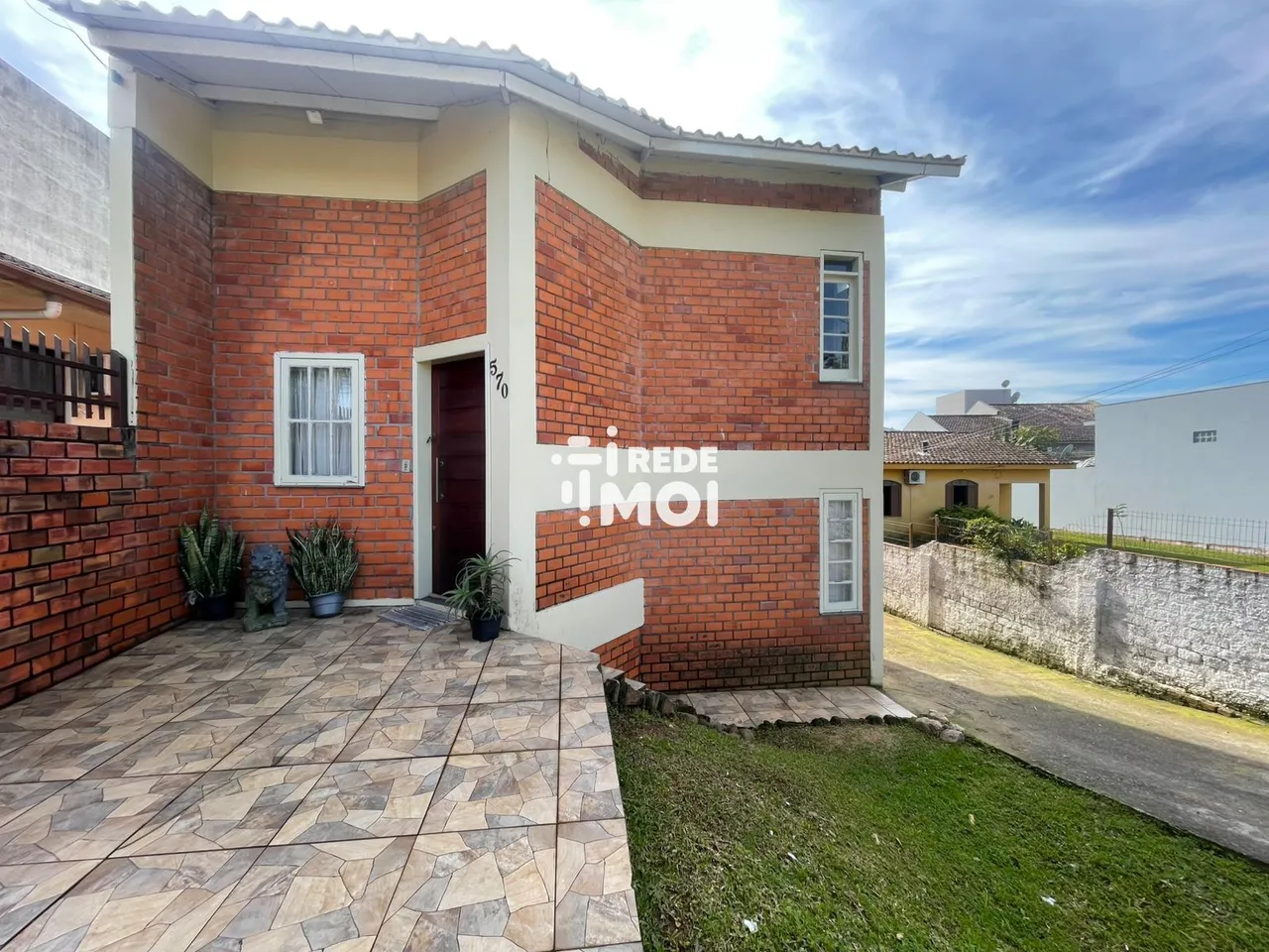 CASA 03 DORMITÓRIOS E 02 VAGAS DE GARAGEM COBERTA