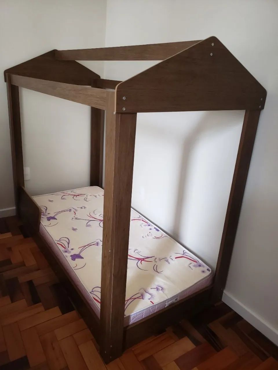 Cama montessoriana com colchão 