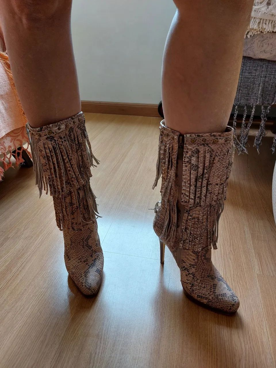 Botas de couro com franjas e salto alto - Foto 2