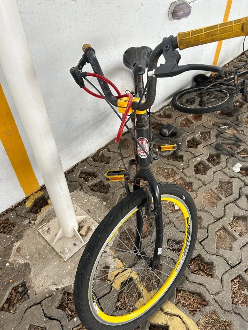 Bicicleta BMX Preta com Detalhes Amarelos - Foto 2