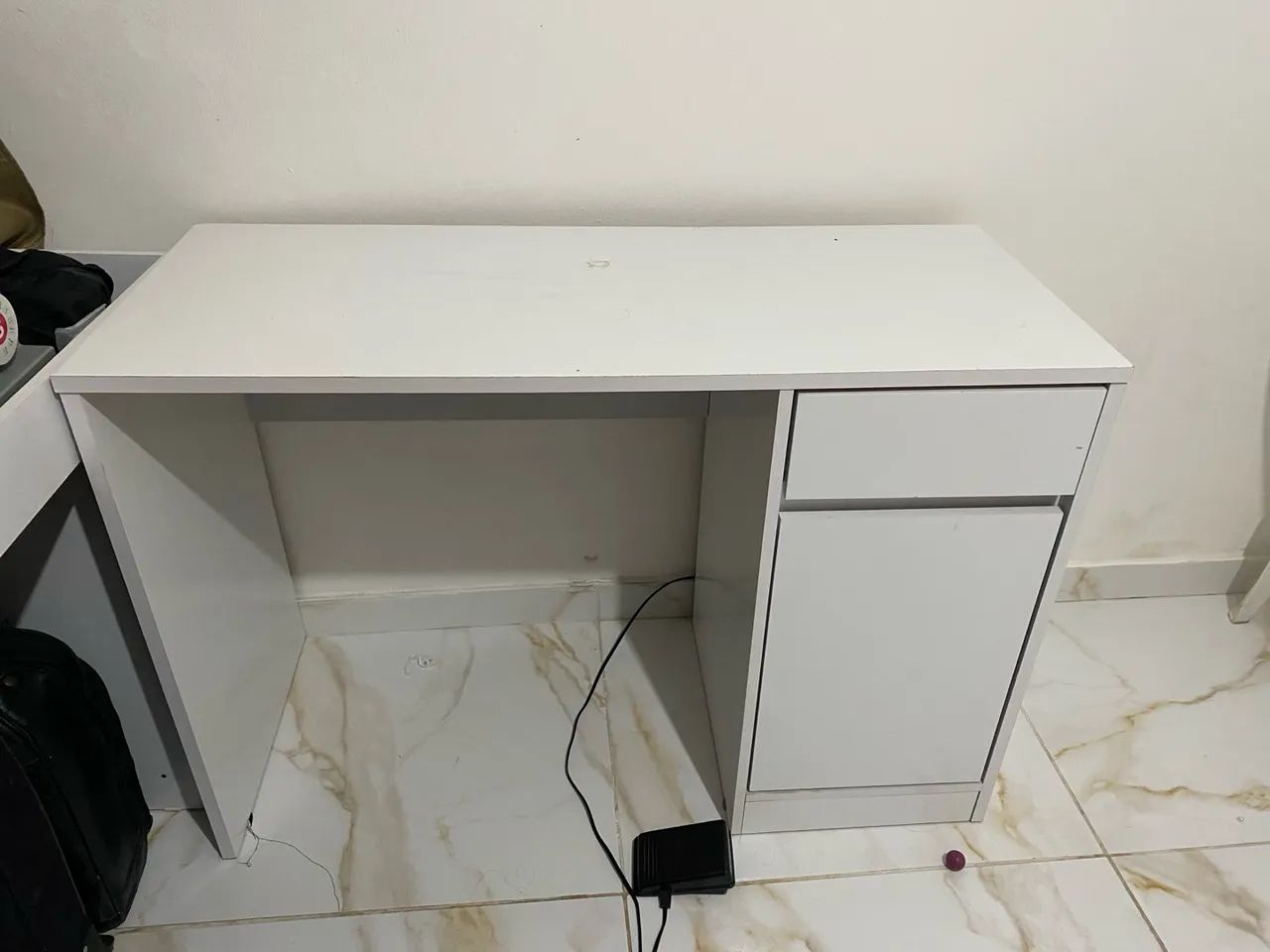 Escrivaninha Branca com Gavetas