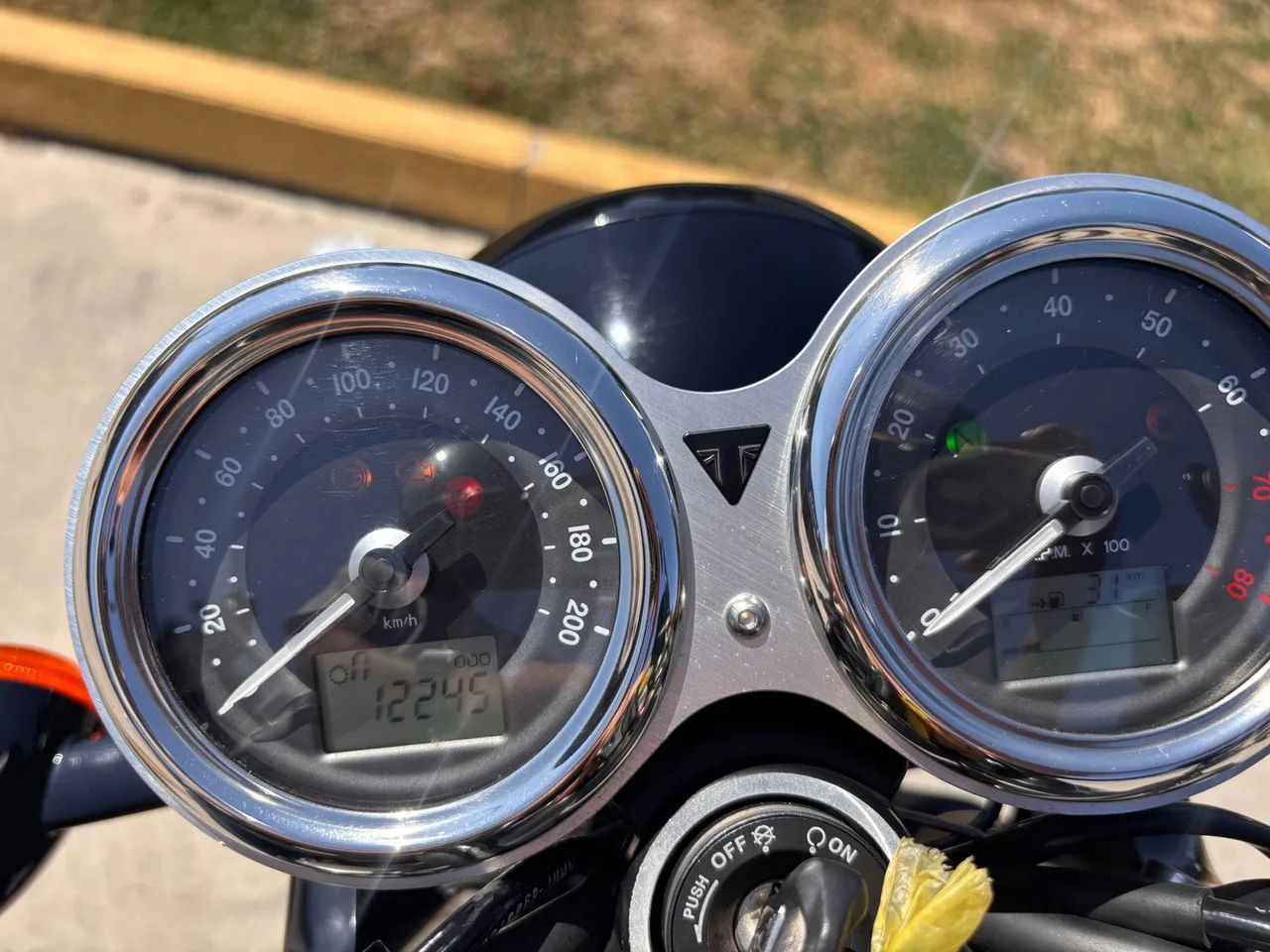 Triumph T100 Black - Foto 7