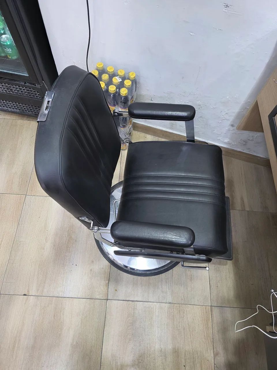 Cadeira de Barbeiro Clássica - Conforto e Estilo! - Foto 2