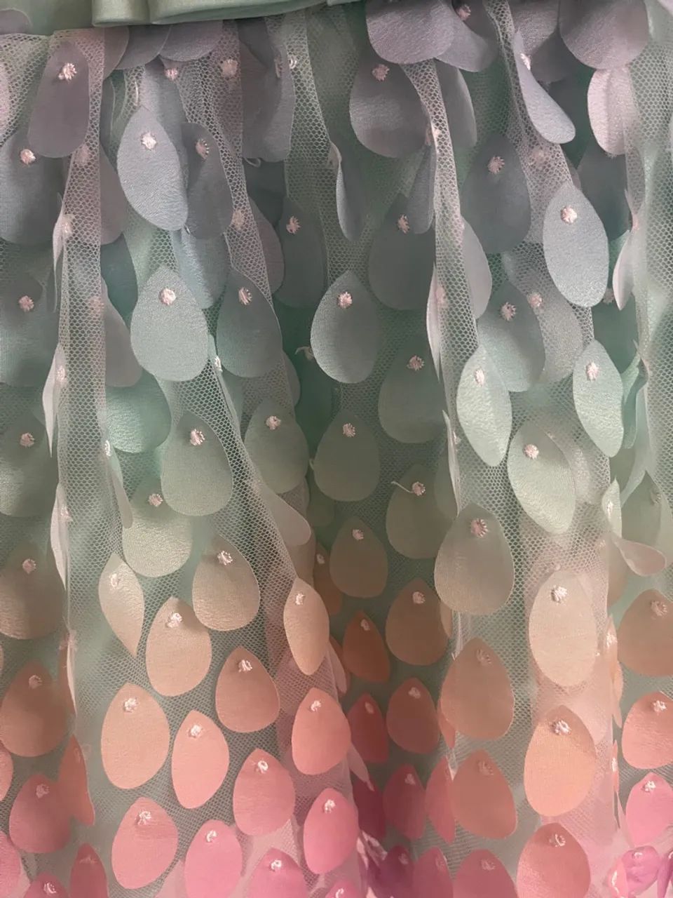 Vestido de festa infantil com escamas coloridas  - Foto 4