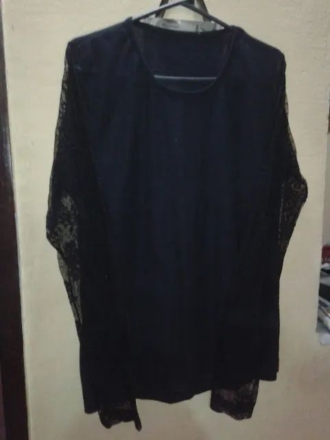 Blusa preta Manga Comprida com  Renda nos Braços  