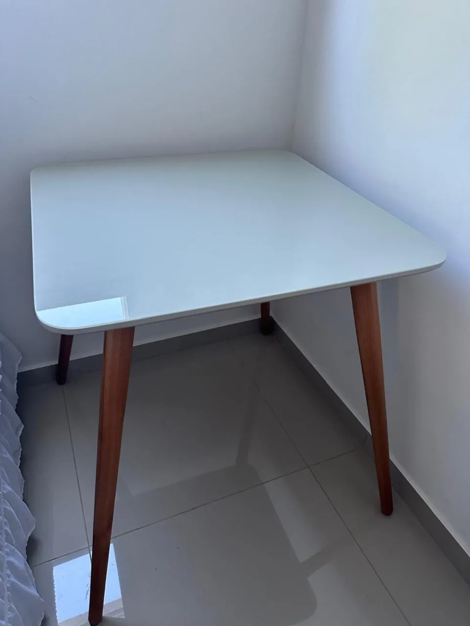 Mesa Quadrada Laqueada Com Vidro