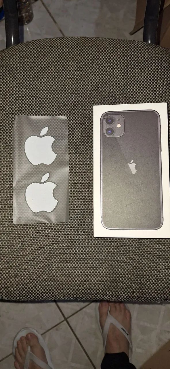 Caixa Iphone 11 e Adesivos Apple
