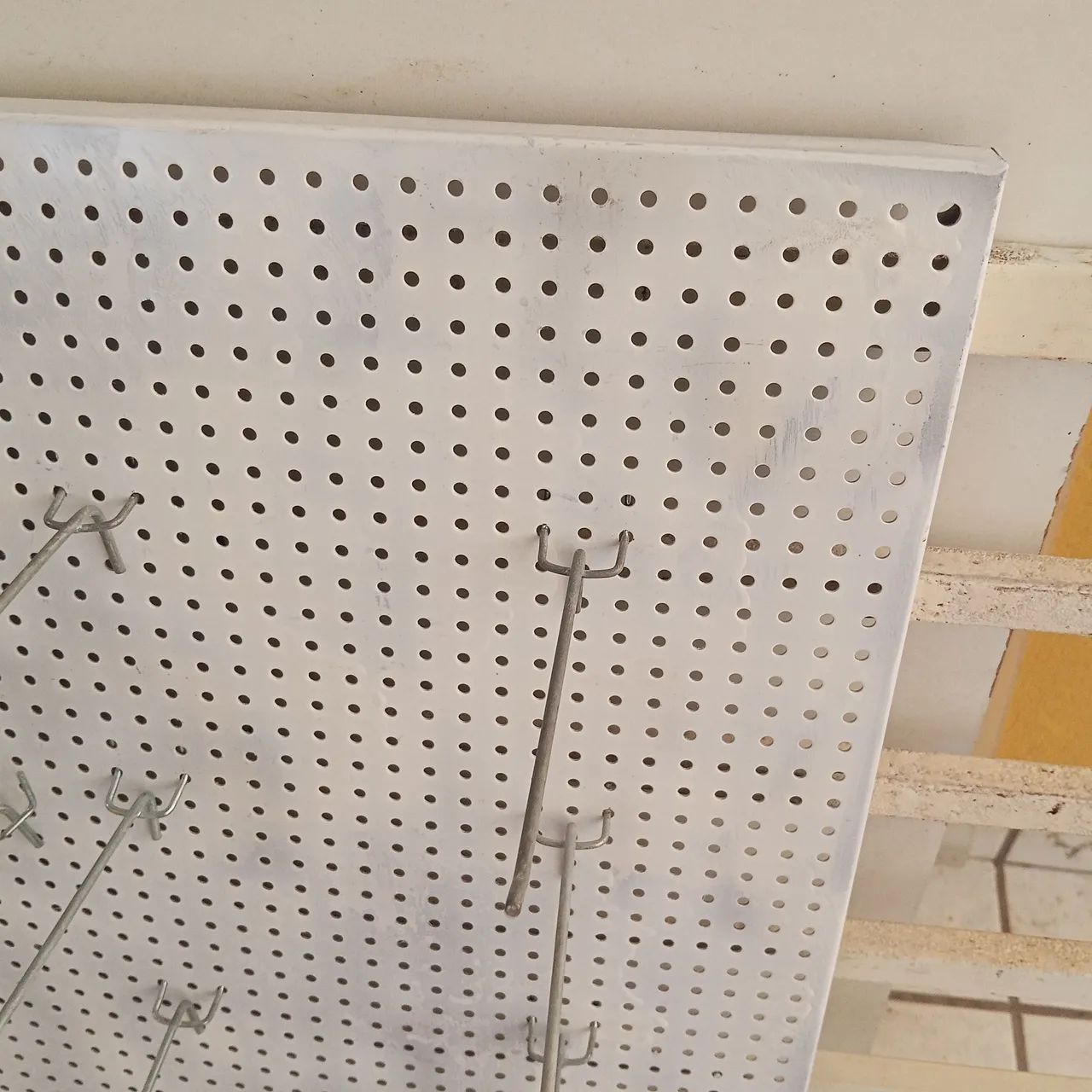 Painel com furos de ferro para pendurar 96cmx96cm  - Foto 3
