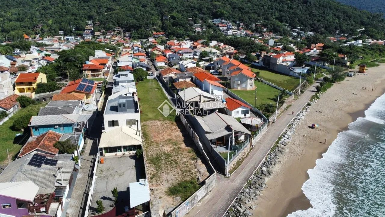 Terreno com casa beira mar
