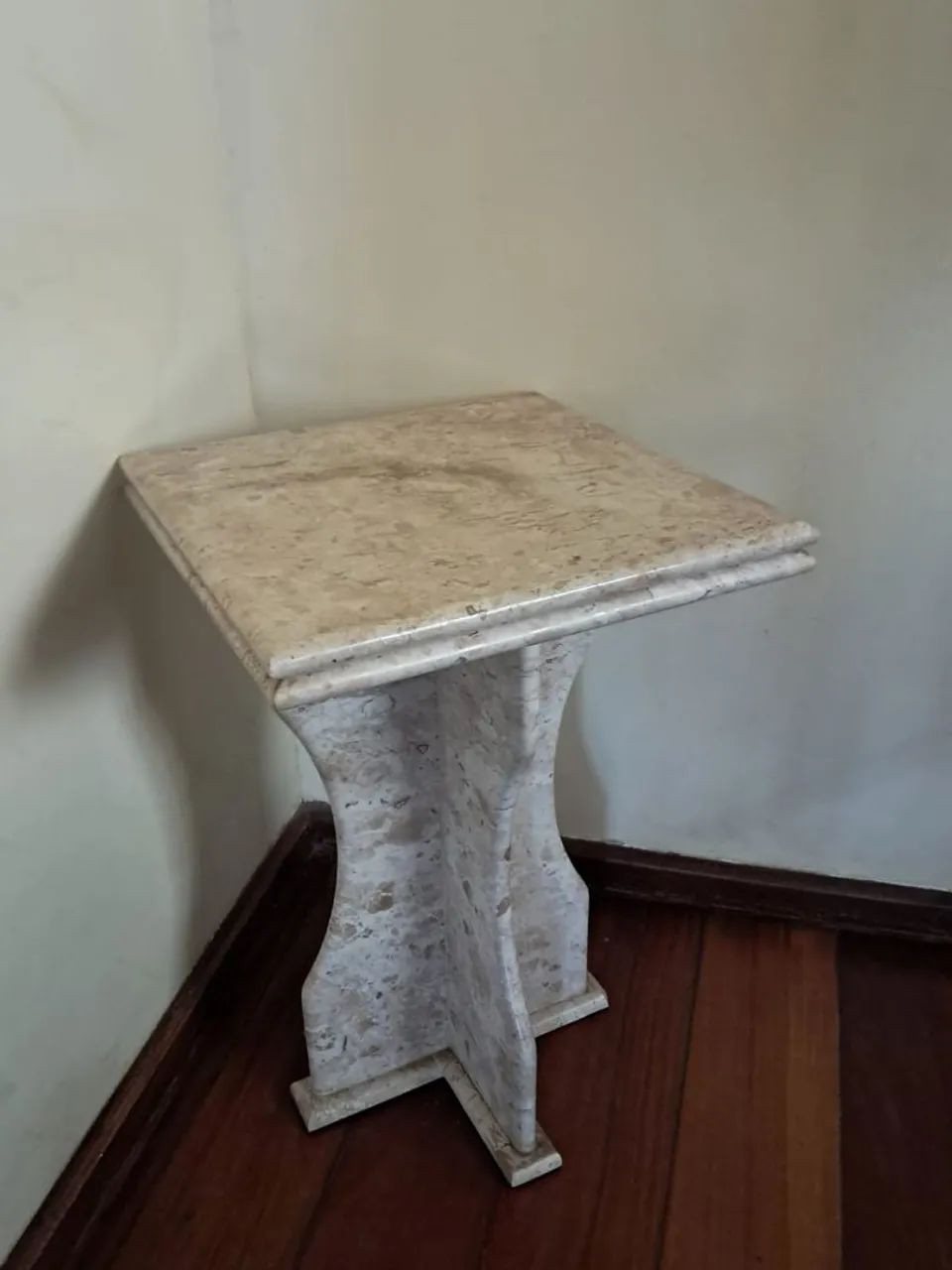 MESA DE CANTO EM MÁRMORE 