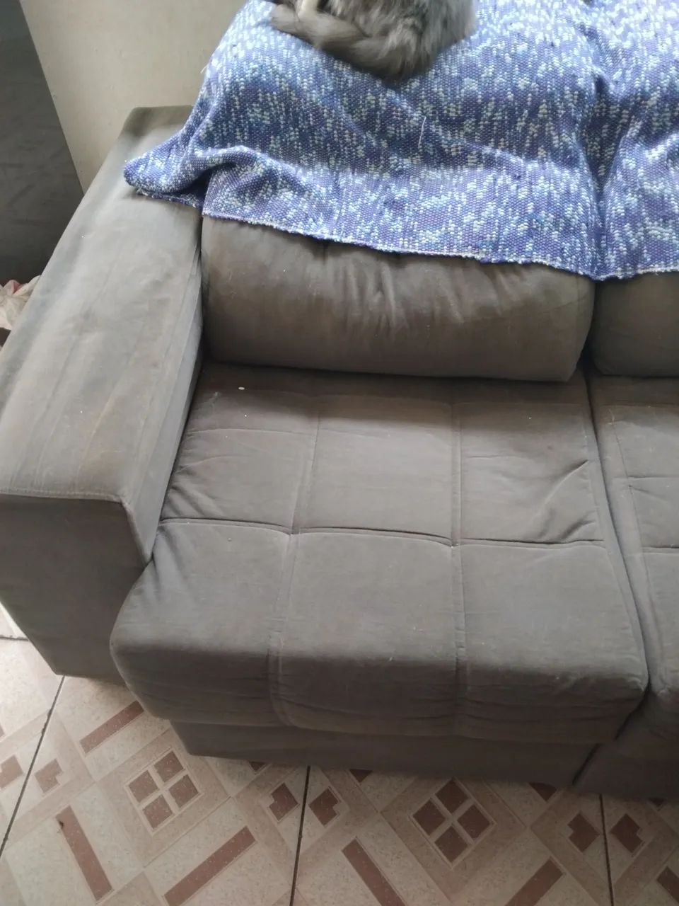 Sofá três lugares 