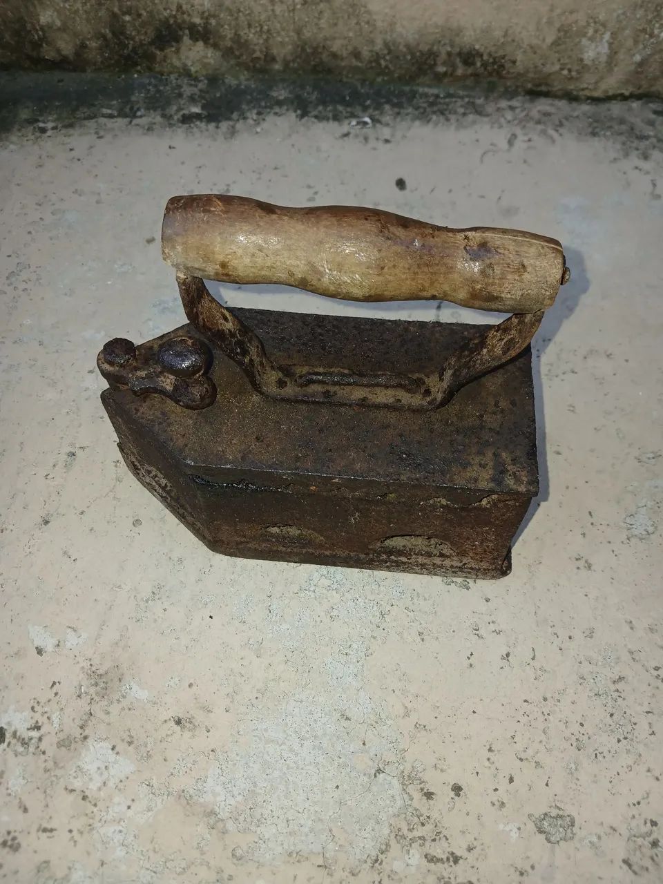 Ferro de passar a brasa antigo 