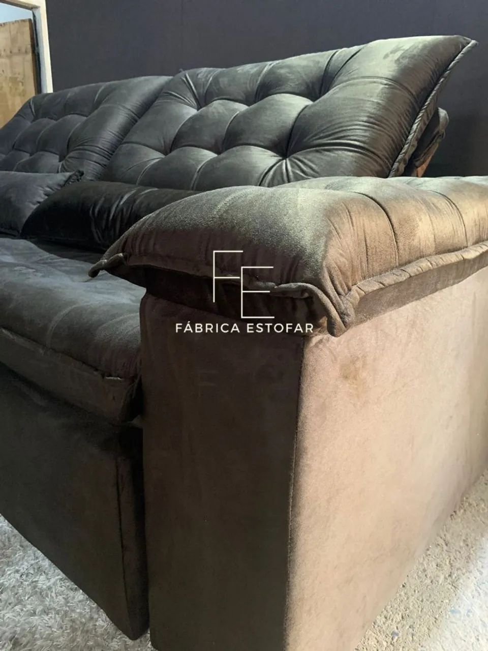 Sofá Retrátil e Reclinável 2,40m com almofadas nos braços e Pillow 20| por apenas R$2.749!