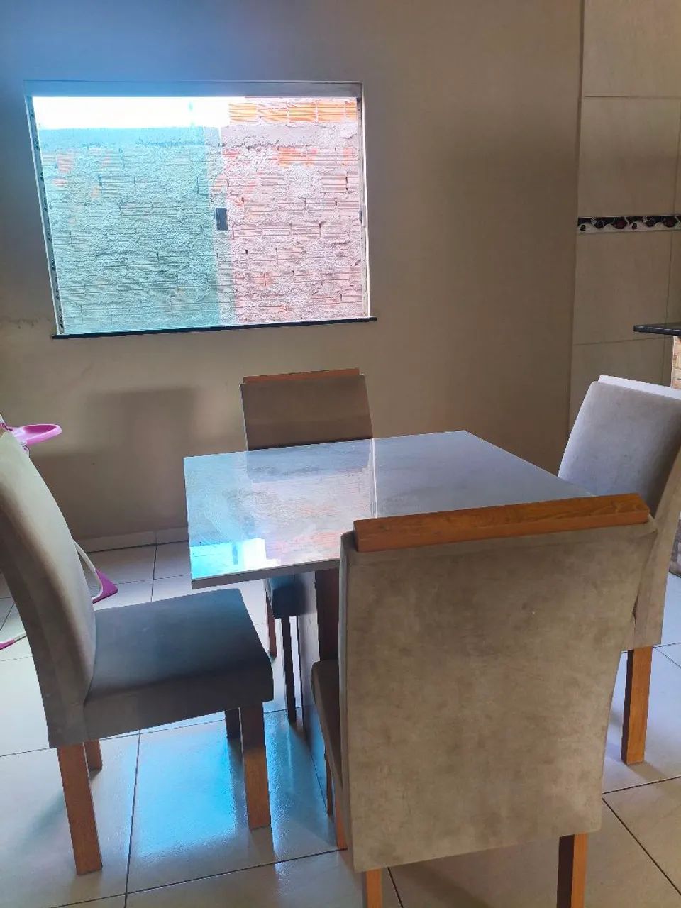 Mesa com tampo de vidro quadrada e 4 cadeiras - Foto 2