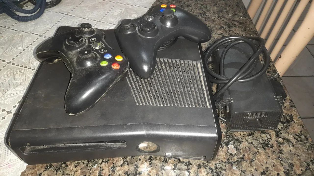 Vende-se Xbox 360 Slim