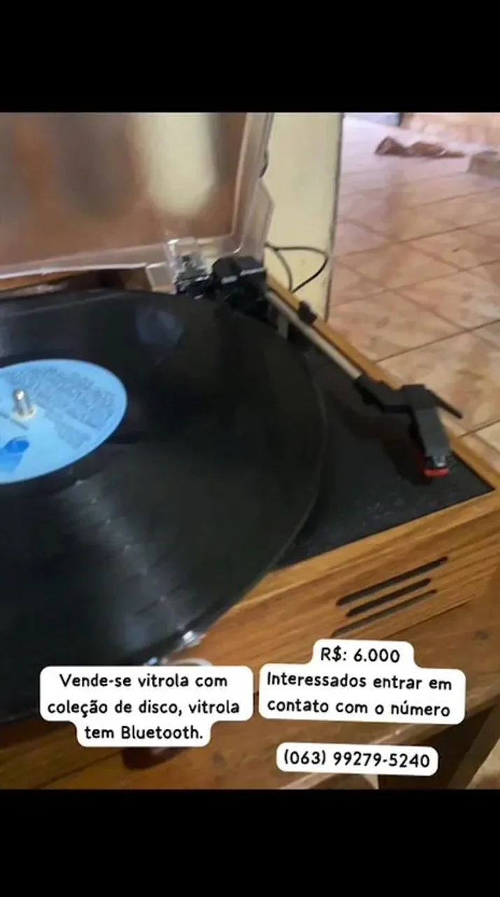 Vitrola com mais de 150 discos de vinil