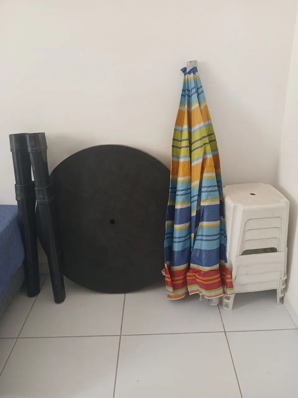 Mesa, sombreiro e bancos (kit praia)