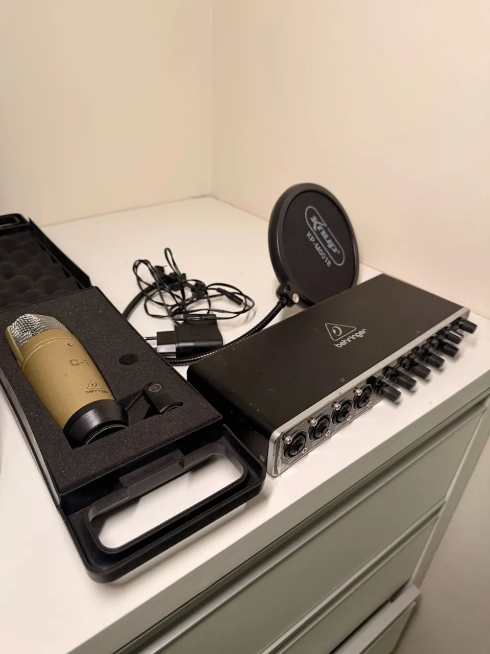 Interface de Áudio + Microfone Behringer C-1