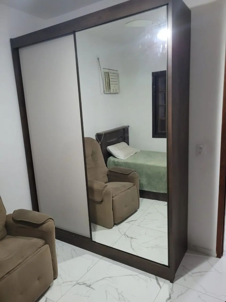Guarda-roupas e cama