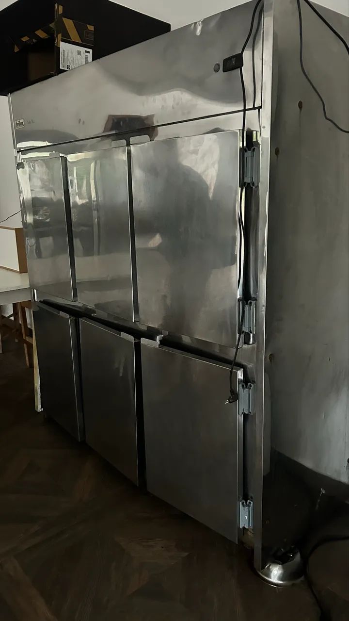 Vendo geladeira 6 portas. 