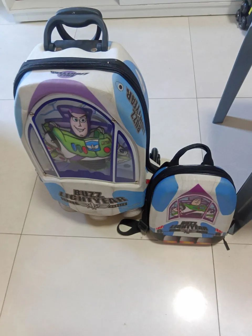 Mochila de rodinha do Buzz lightyear com lancheira