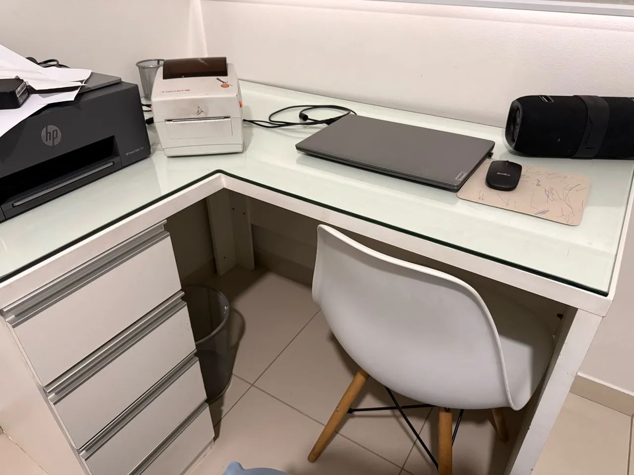Escrivaninha Mdf com vidro + cadeira - Foto 2