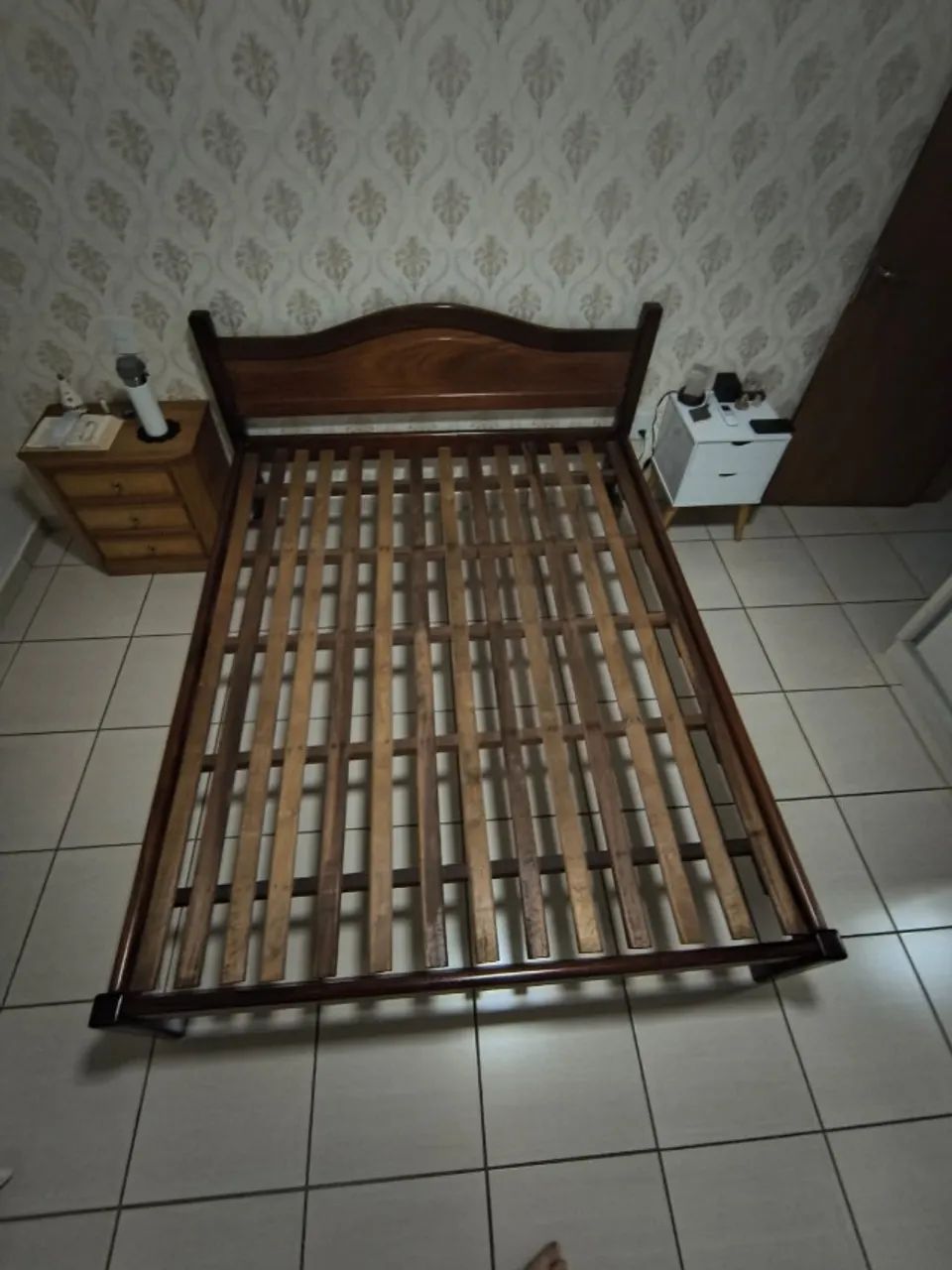 CAMA QUEEN EM MADEIRA MOGNO - EXCELENTE ESTADO - Foto 2