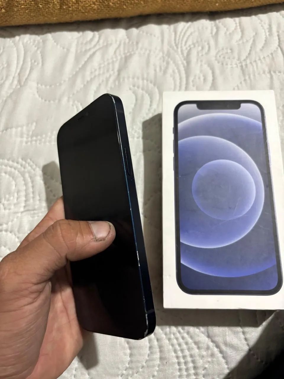 iPhone 12 64gb preto na caixa , trinco atrás todo ok - Celulares e