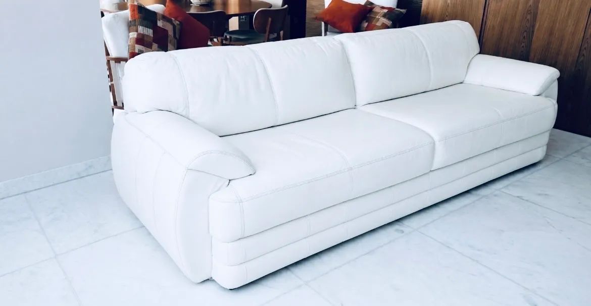 Vendo Sofá de Couro Legítimo Branco 2,30mts. Excelente estado e muito confortável.  - Foto 4