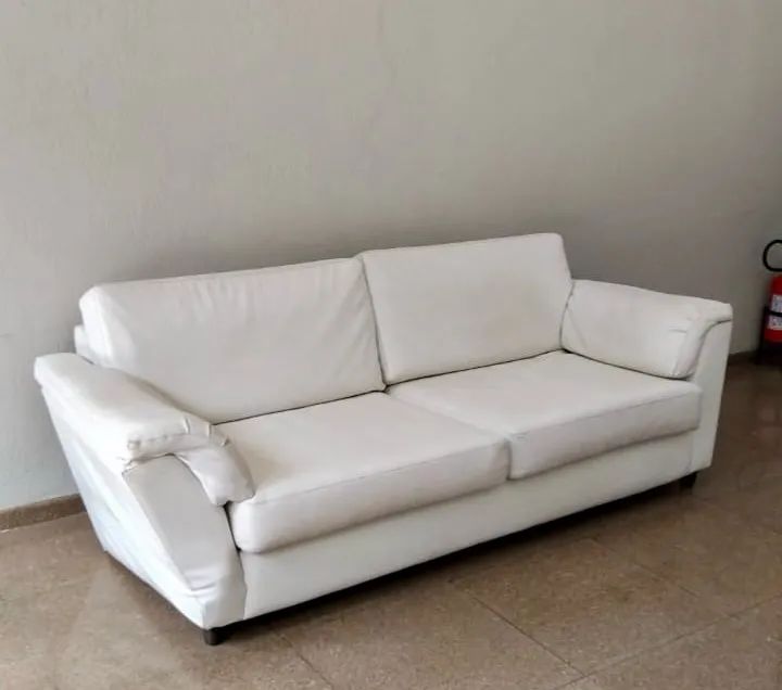 Sofá em courino branco usado