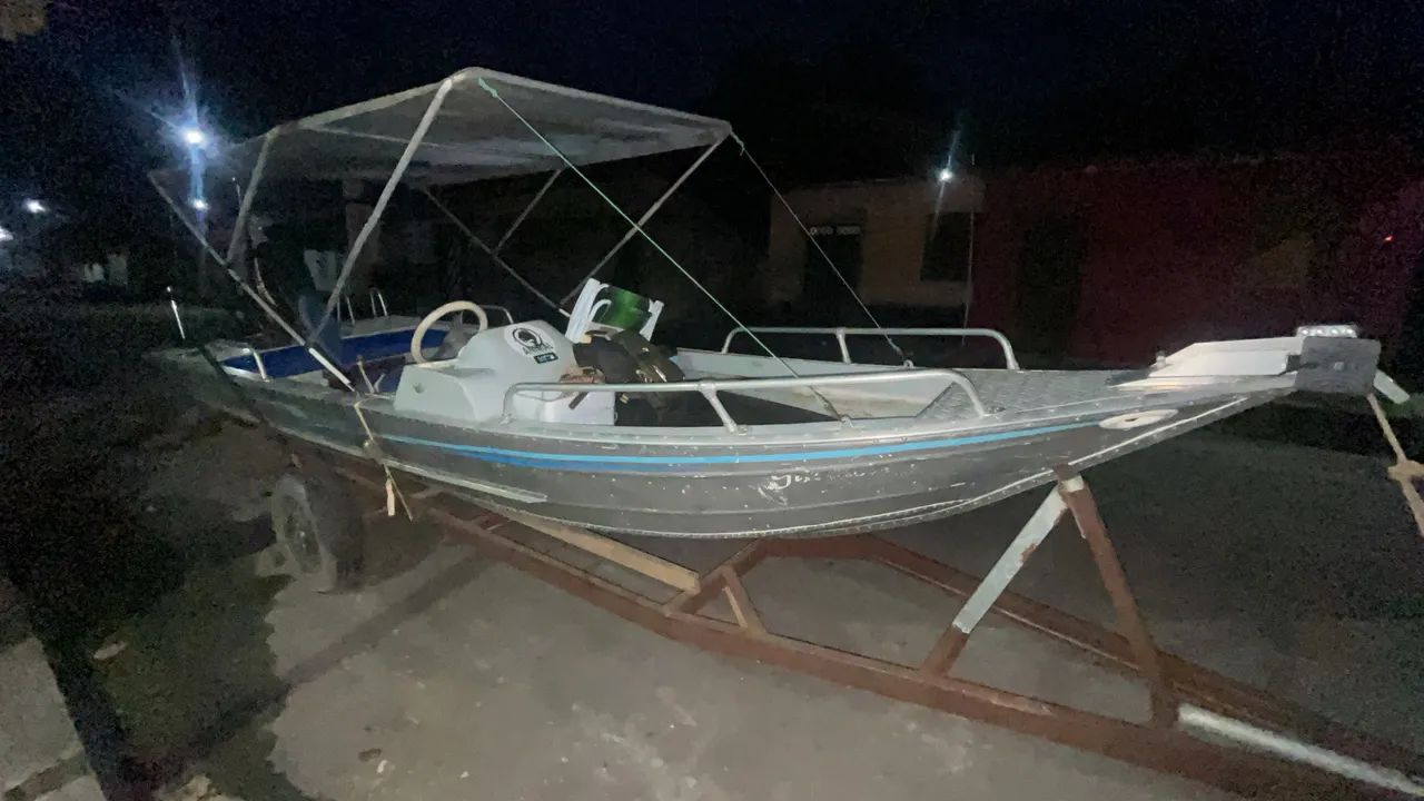 Vende-se lancha com motor 30hp johnson na partida com comando a distância 